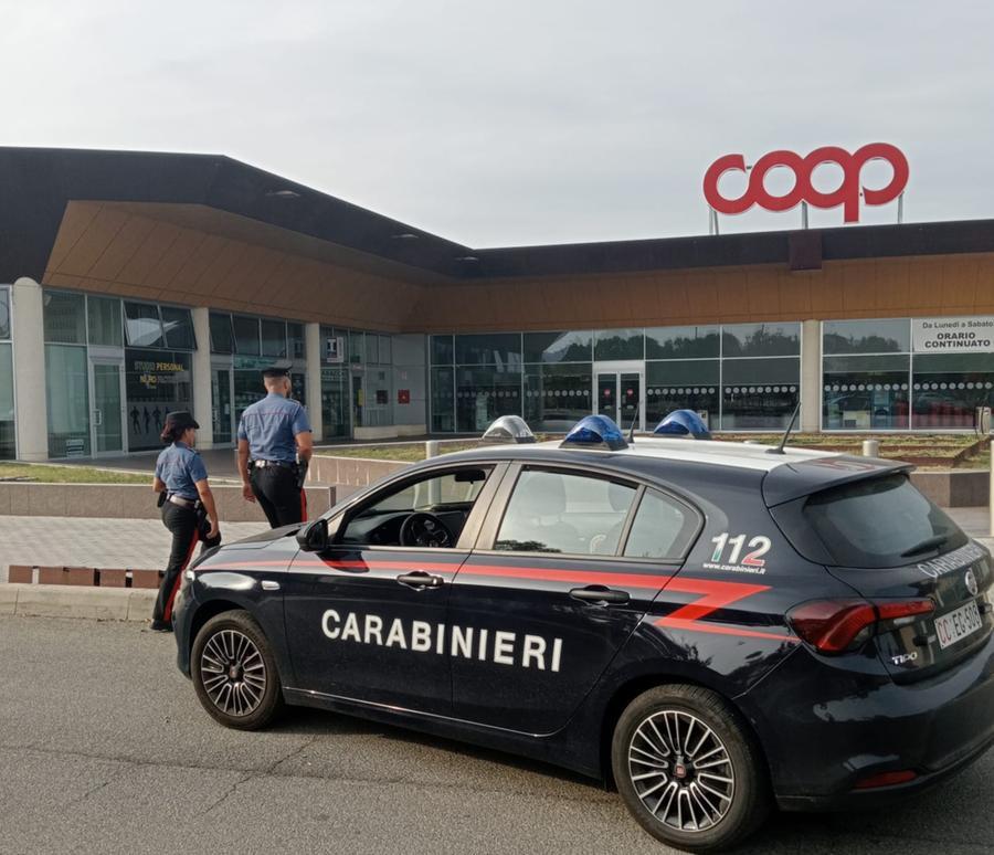 Molesta i cittadini nei pressi della Coop, arrestato un 35enne