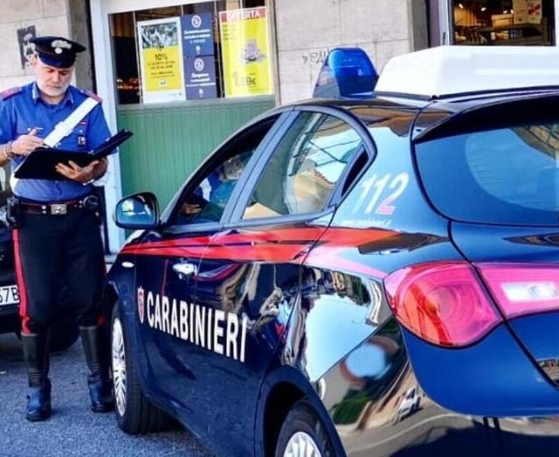 Cascina, assalta la tabaccheria armato di coltello: ferito a una spalla il titolare