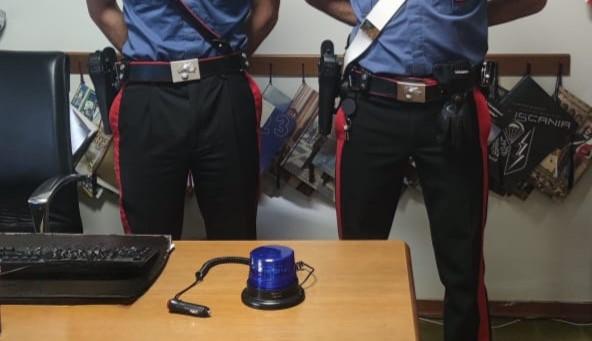 Reggiolo, in auto con il lampeggiante blu: falso poliziotto denunciato