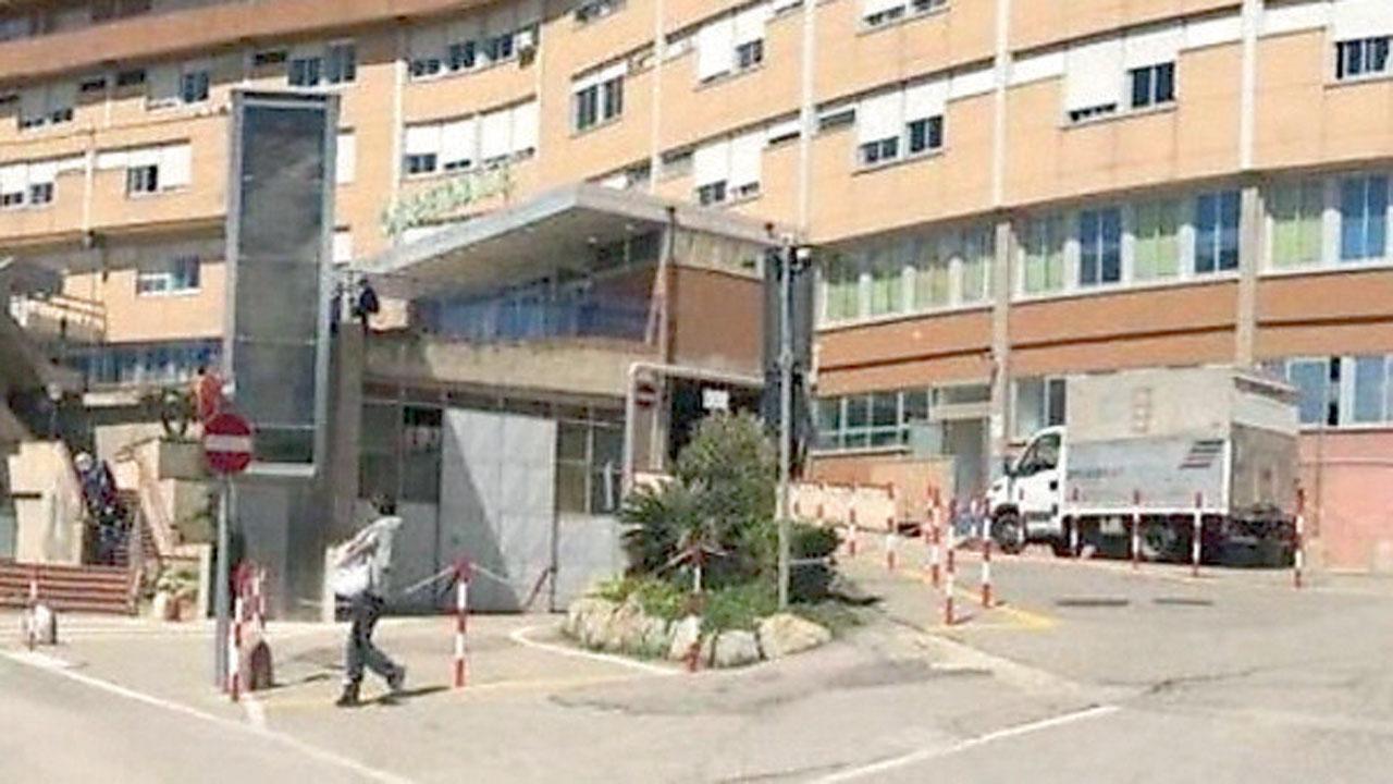 Lo sfogo di un padre: «Non mi danno una sedia per il bagno, porto mio figlio disabile in braccio»