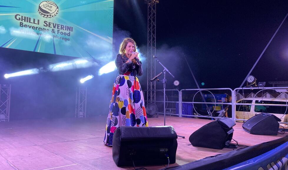 Cristina D’Avena in concerto fa il pieno di pubblico a Marina di Cecina