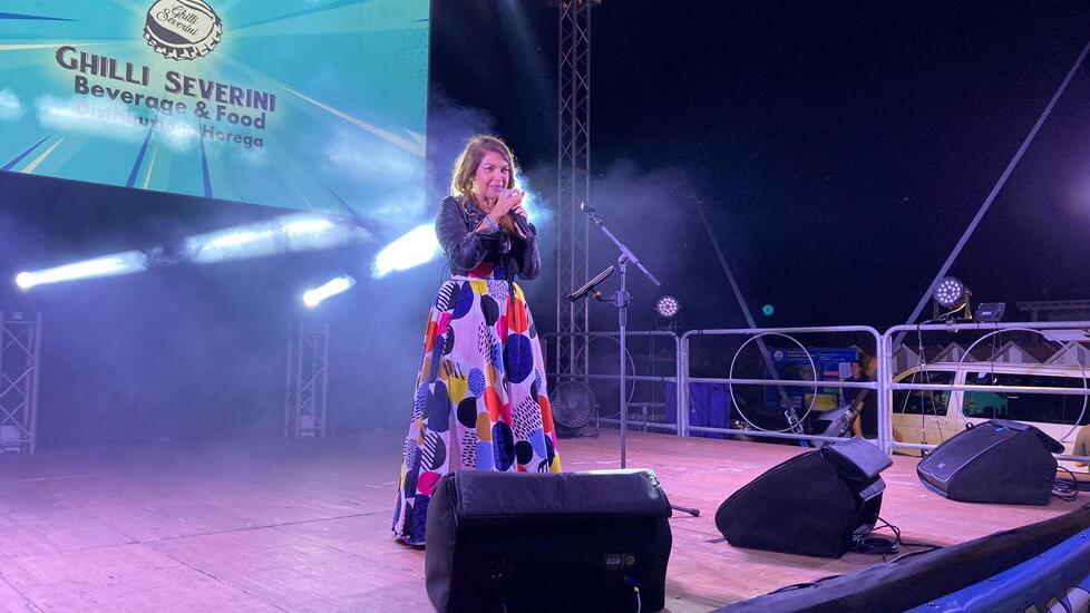 Cristina D’Avena in concerto fa il pieno di pubblico a Marina di Cecina