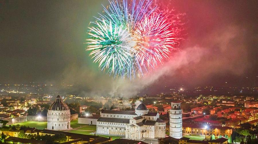 I giochi d'artificio in piazza (foto Fabio Muzzi)