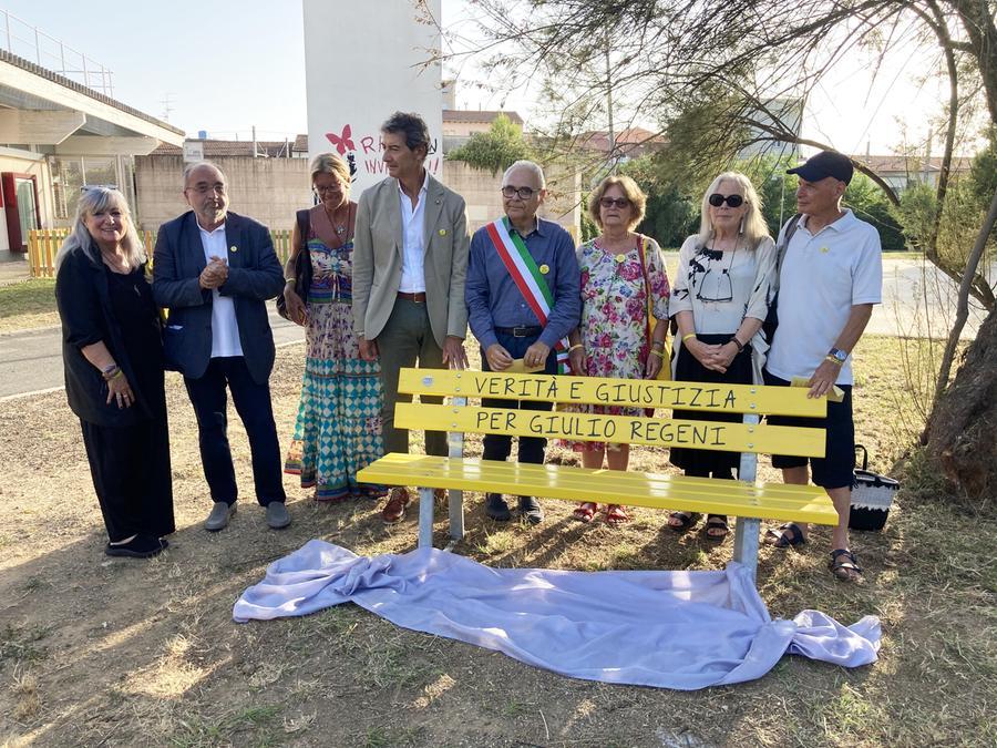 
	L'inaugurazione della panchina gialla alla biblioteca Le Creste di Rosignano lo scorso luglio (foto Michele Falorni/Silvi)

