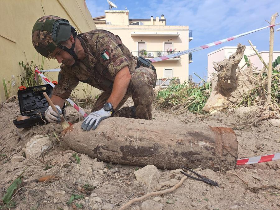 Ordigno bellico nel cantiere di un assessorato comunale a Cagliari: case evacuate, strada chiusa al traffico