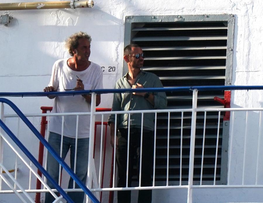 
	Paolo Sorrentino, a sinistra,&nbsp;a Livorno sulla Moby trasformata in un set cinematografico (Foto di Franco Silvi)

