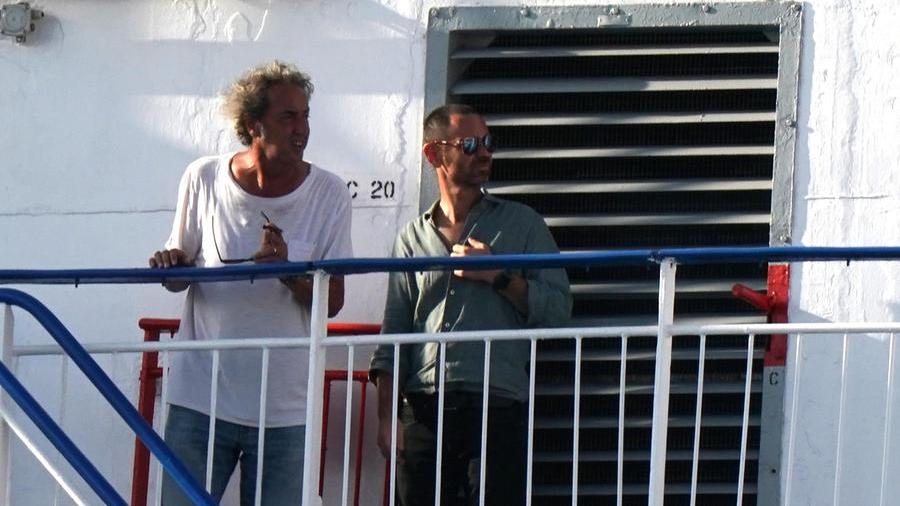 
	Paolo Sorrentino, a sinistra,&nbsp;a Livorno sulla Moby trasformata in un set cinematografico (Foto di Franco Silvi)

