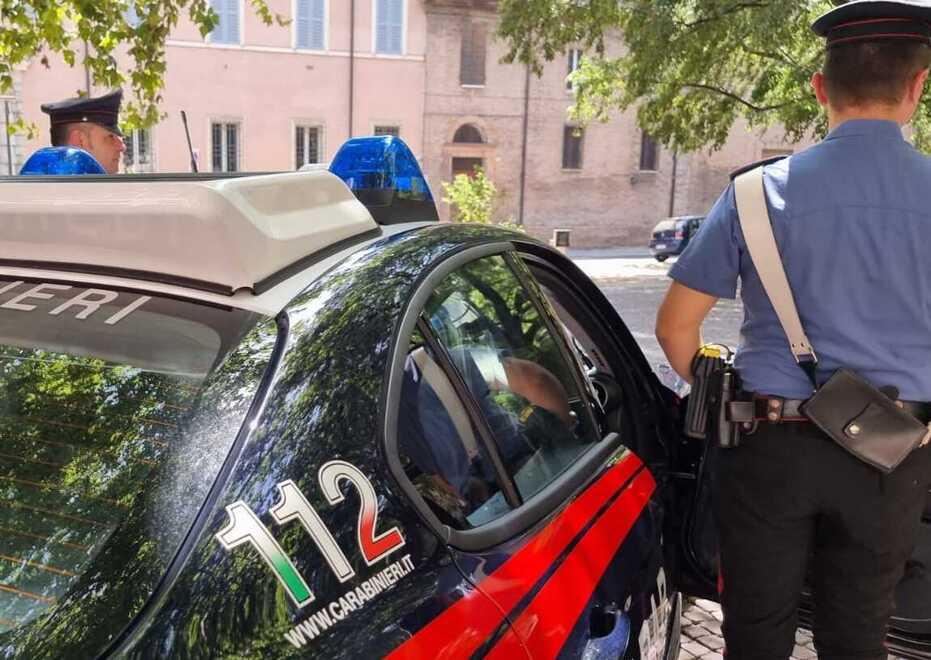 Trovata agonizzante davanti casa: sta meglio e potrebbe testimoniare 