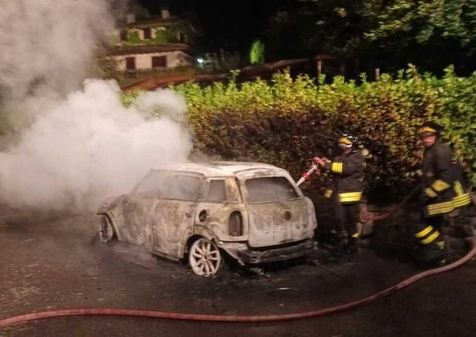 La macchina si incendia nella notte: madre e figlia salve per un soffio 