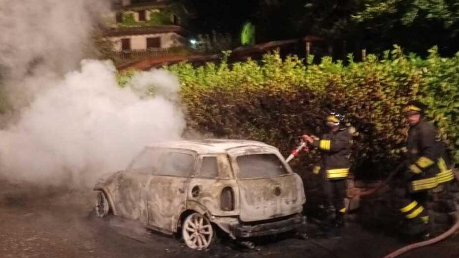 La macchina si incendia nella notte: madre e figlia salve per un soffio 