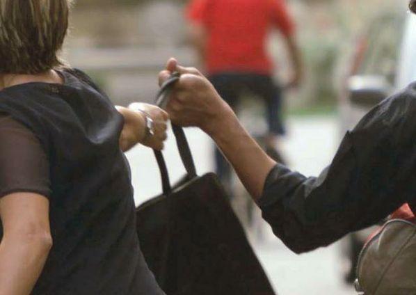 Donna derubata a Pontelagoscuro: lo scippatore sceglie di patteggiare