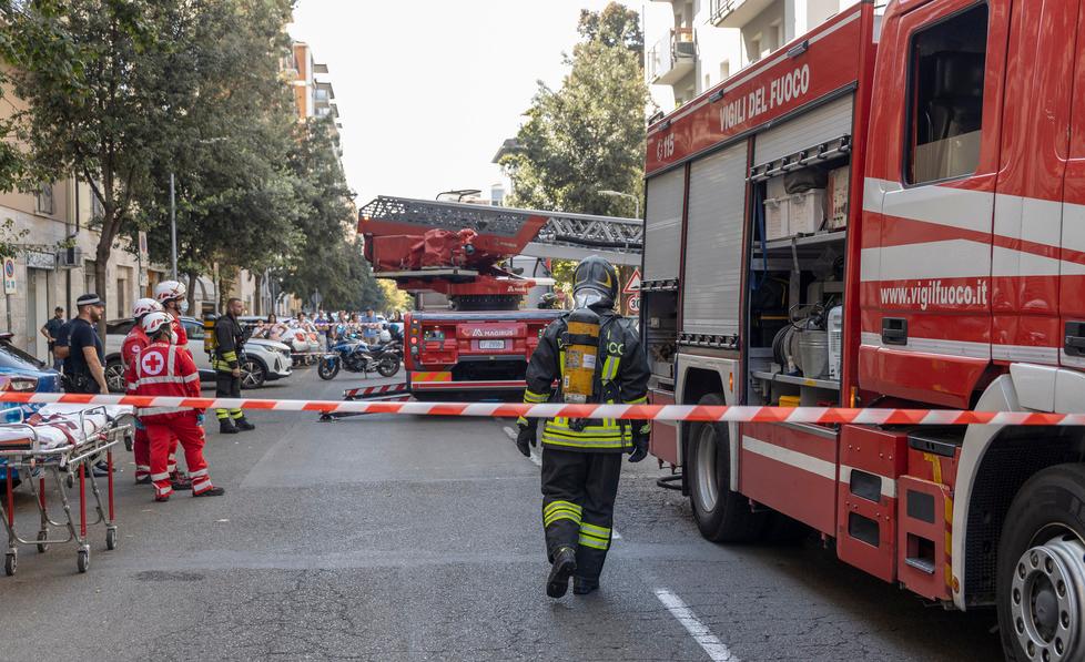 Modena, incendio nel palazzo, tratta in salvo anziana intossicata