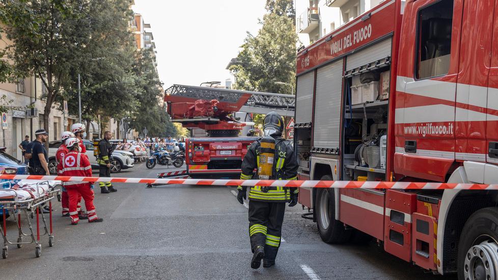 Modena, incendio nel palazzo, tratta in salvo anziana intossicata