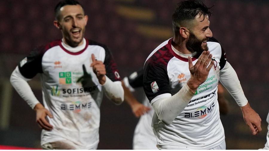 
	In primo piano Ciccio Nicastro: sua la rete del Pontedera col Perugia (Foto Silvi)

