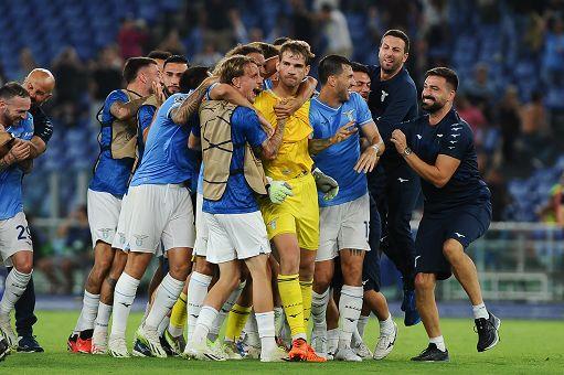
	Il portiere della Lazio, Ivan Provedel, sommerso dall'abbraccio dei compagni&nbsp;

