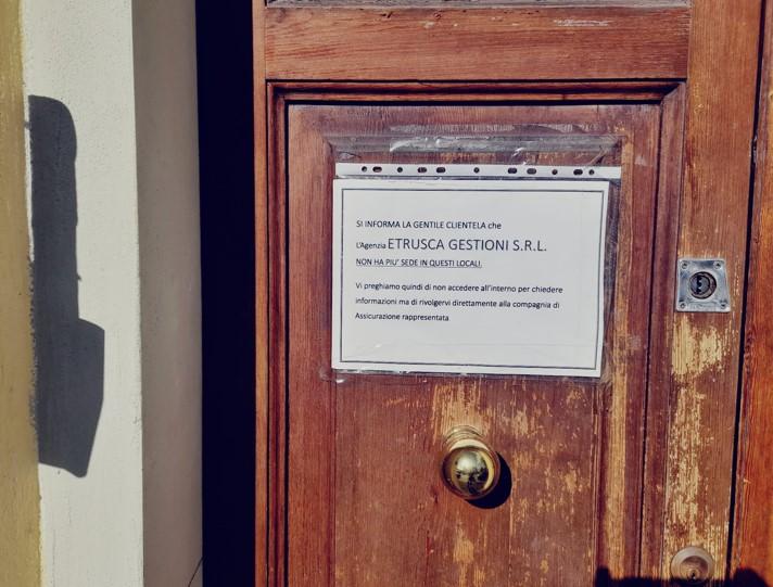 «Ha raggirato decine di clienti». Assicuratrice indagata per truffa
