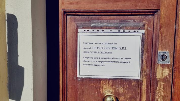«Ha raggirato decine di clienti». Assicuratrice indagata per truffa