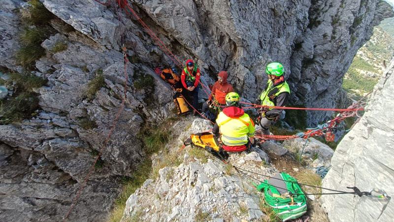 Escursionista morto in Garfagnana: la caduta nel canalone poi l’allarme della compagna. Cosa è successo a Leon
