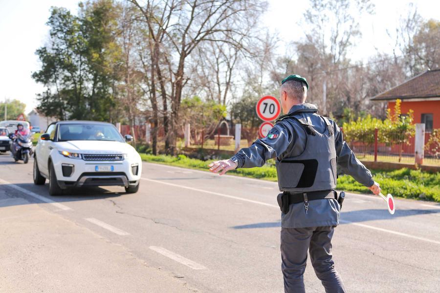 Offre soldi ai finanzieri per evitare il ritiro della patente: denunciato