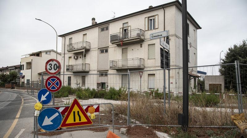 Grosseto, famiglie fuori casa da 4 anni e palazzo avvolto da erbacce