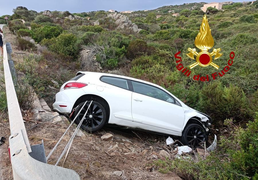 La Maddalena, finisce nella scarpata con l’auto: il giovane conducente tirato fuori dall’abitacolo dai vigili del fuoco