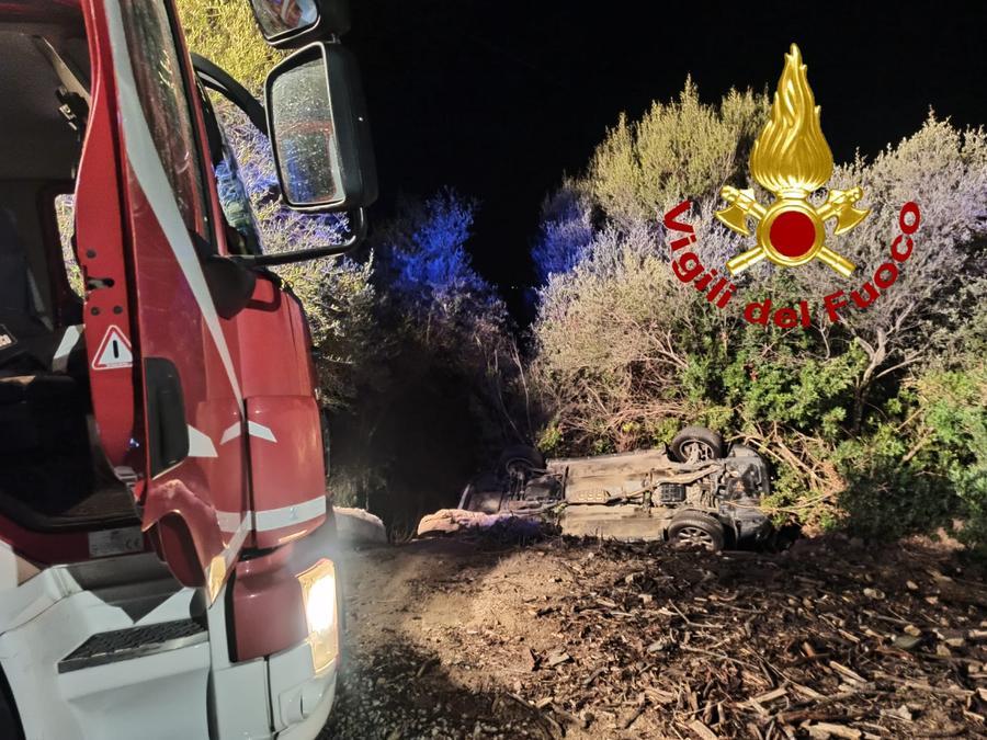 Precipitano nella scarpata durante una manovra nei pressi di Arzachena e l’auto si ribalta: illesi 2 turisti corsi