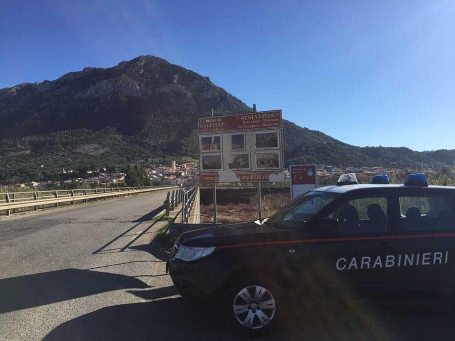 
	Una pattuglia all'ingresso di Galtell&igrave;

