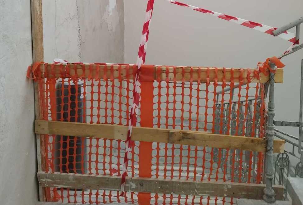 Orbetello, banchi sporchi e cantiere in corso. Il rientro a scuola è tra le proteste