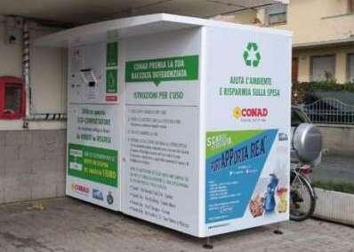 Conad, rimosso il compattatore per il riciclo della plastica a Cecina