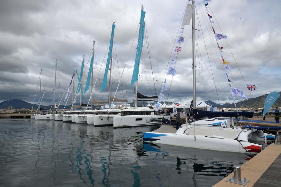 Catamarani ormeggiati alla Marina di Olbia in occasione della Fiera nautica
