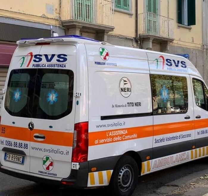 Livorno, scontro tra bici e monopattino in via Grande: ferito un 64enne<br>
