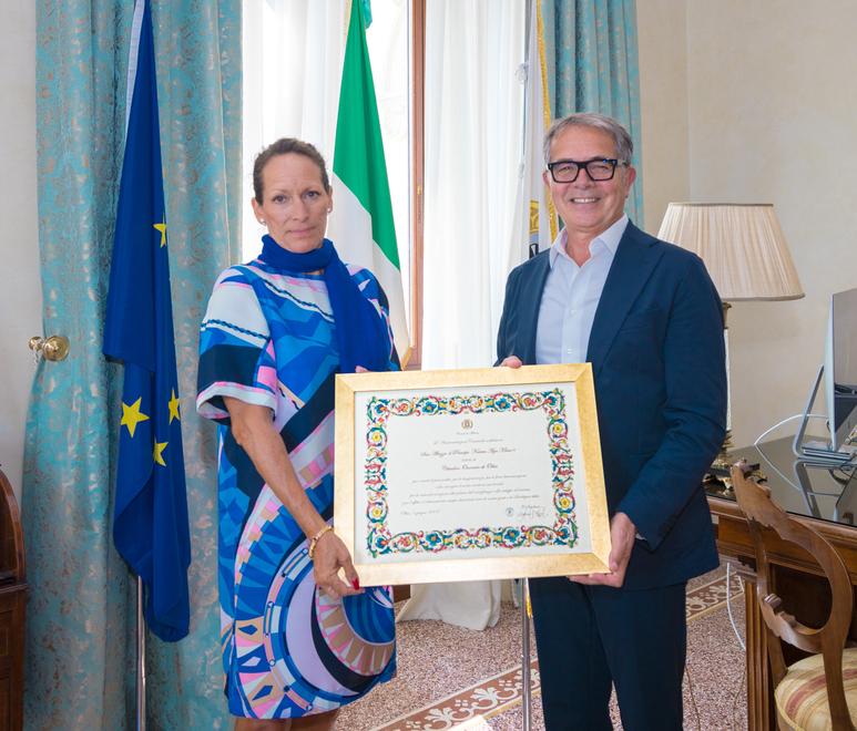 L’Aga Khan cittadino onorario di Olbia, la pergamena alla figlia Zahra