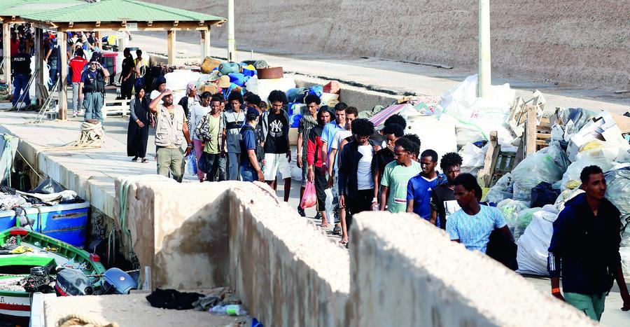 Altri 200 migranti in arrivo, l’isola a corto di strutture