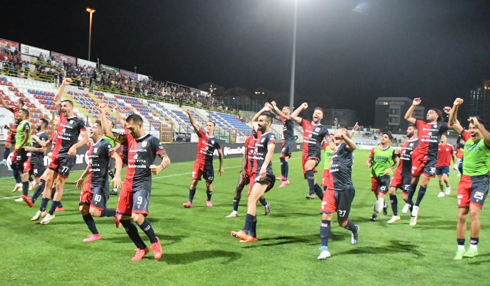 L'esultanza della squadra dopo la vittoria (foto Mauro Chessa)