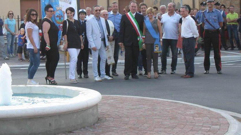 Vandali in azione nella fontana