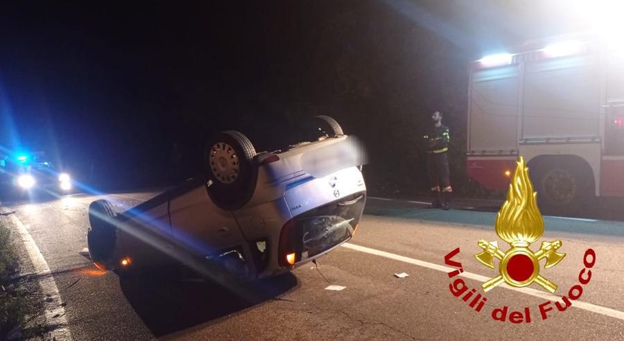 Auto si ribalta sulla strada per Portisco: conducente illeso, traffico a rilento