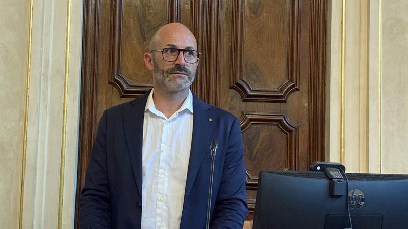 Livorno, offese e scritte omofobe contro il compagno del consigliere comunale. La foto sui social e la cloaca nei commenti