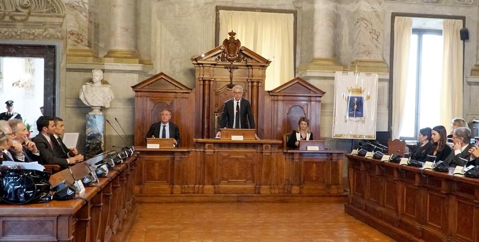 Il padre la abbandona: lei cambia cognome dopo la lotta in tribunale. Il caso a Prato