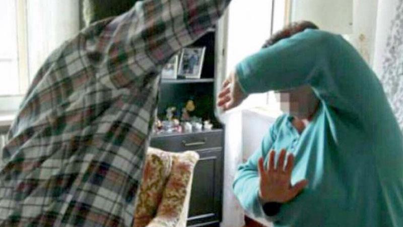 Sputa alla madre e minaccia di dare fuoco al padre: giovane di Pescia condannato a 3 anni