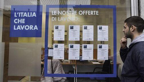In Versilia gli ex stagionali ora sono a caccia di un posto di lavoro