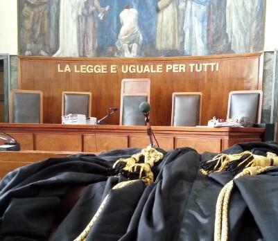 Carrara, accusa l’ex compagno di maltrattamenti. Il giudice lo assolve: ora lei è nei guai