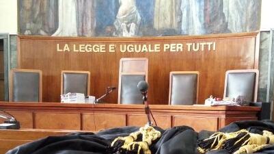 Carrara, accusa l’ex compagno di maltrattamenti. Il giudice lo assolve: ora lei è nei guai