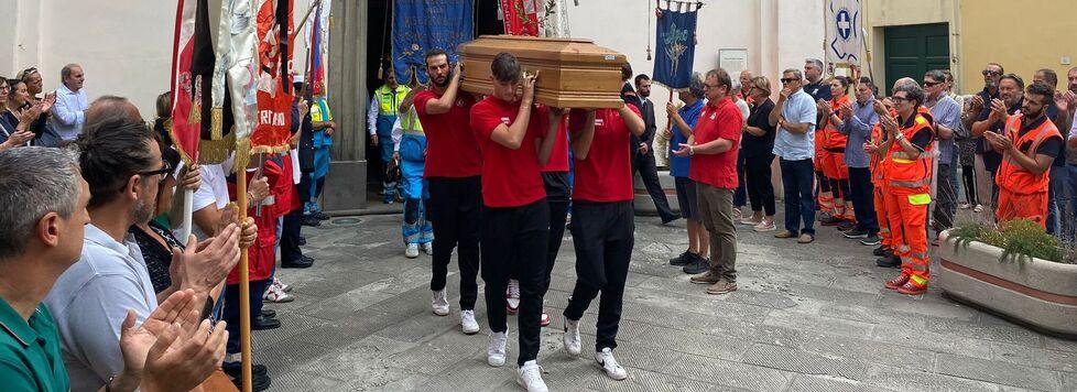 Santa Croce, i “suoi” Lupi e i volontari per l’addio a Piero Conservi morto a 73 anni