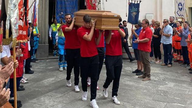 Santa Croce, i “suoi” Lupi e i volontari per l’addio a Piero Conservi morto a 73 anni