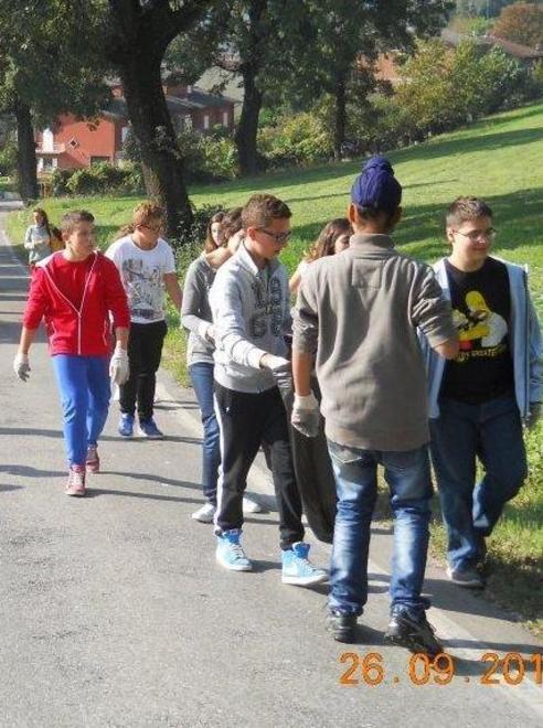 Studenti puliscono le strade armati di sacchi e pinze