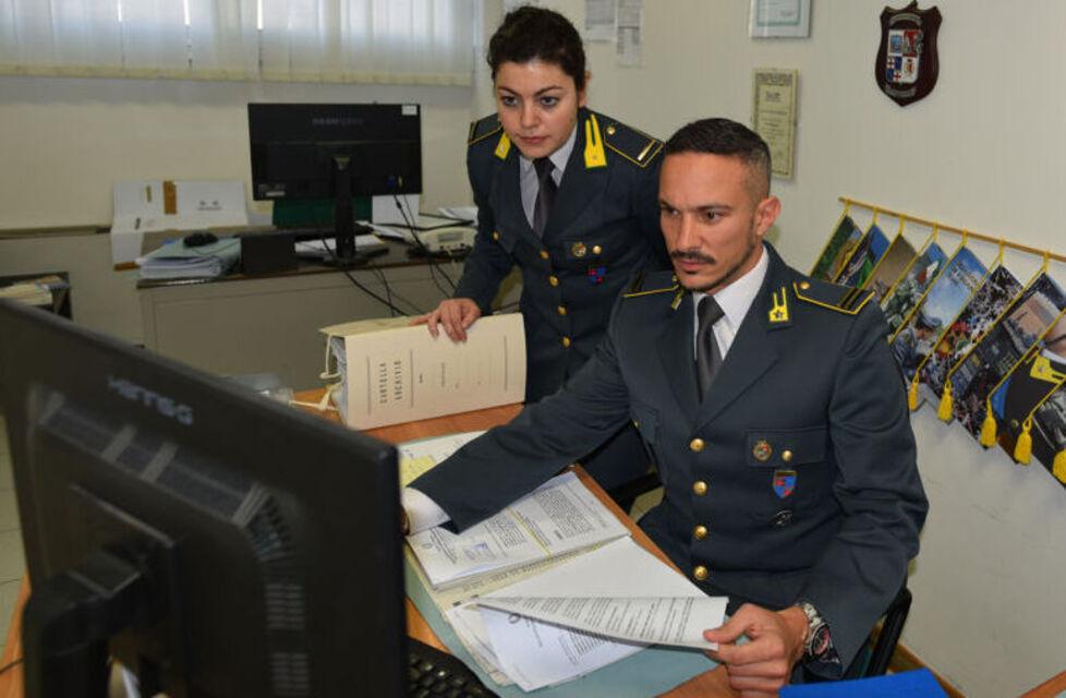 Pistoia, è caccia ai “pirati” dei giornali: c’è chi rischia anche il carcere