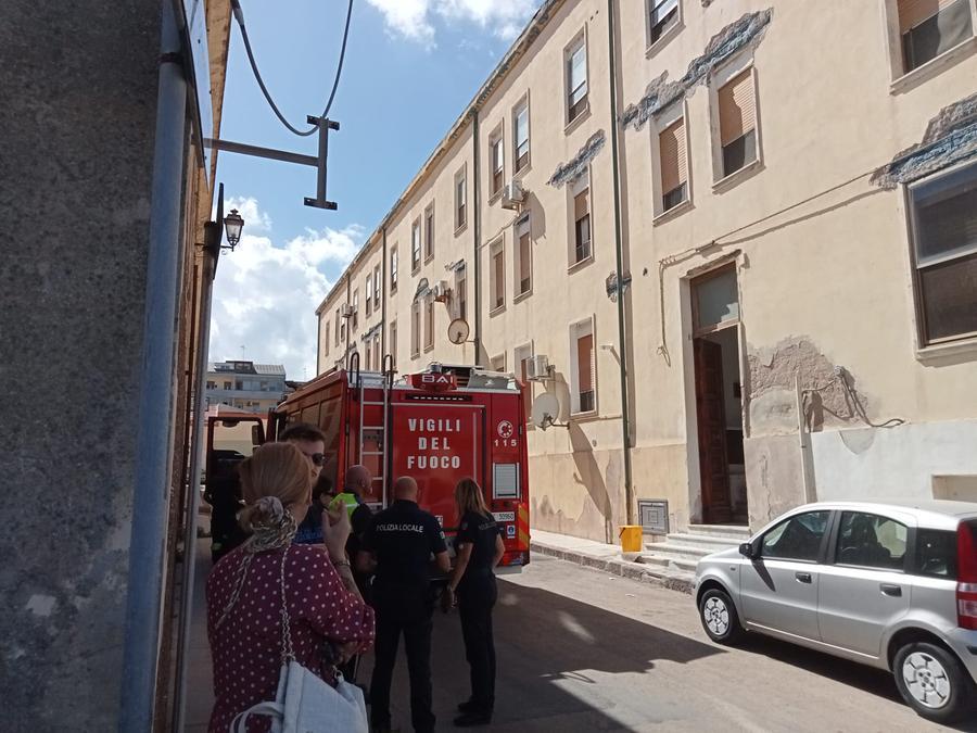 Paura a Porto Torres: mentre prepara il pranzo le crolla addosso il soffitto di casa, inquilina ferita e sotto schock