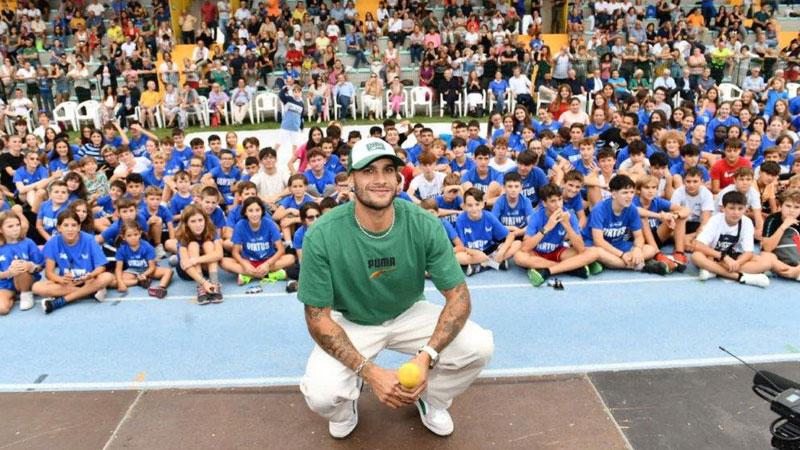Lucca, l’abbraccio di Jacobs a settecento ragazzi. «Inseguite i sogni»<br>