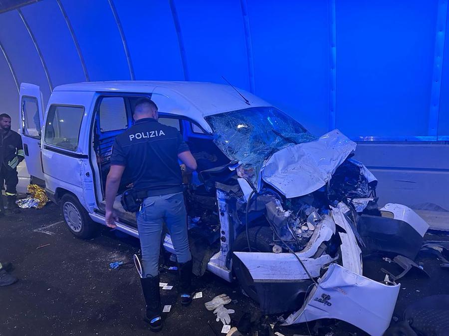 
	Il furgone dopo l'impatto con l'autoarticolato

