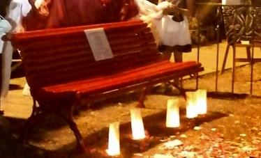 Violenza sulle donne, a Massa vandalizzate tre panchine rosse: «Un segnale che spaventa»